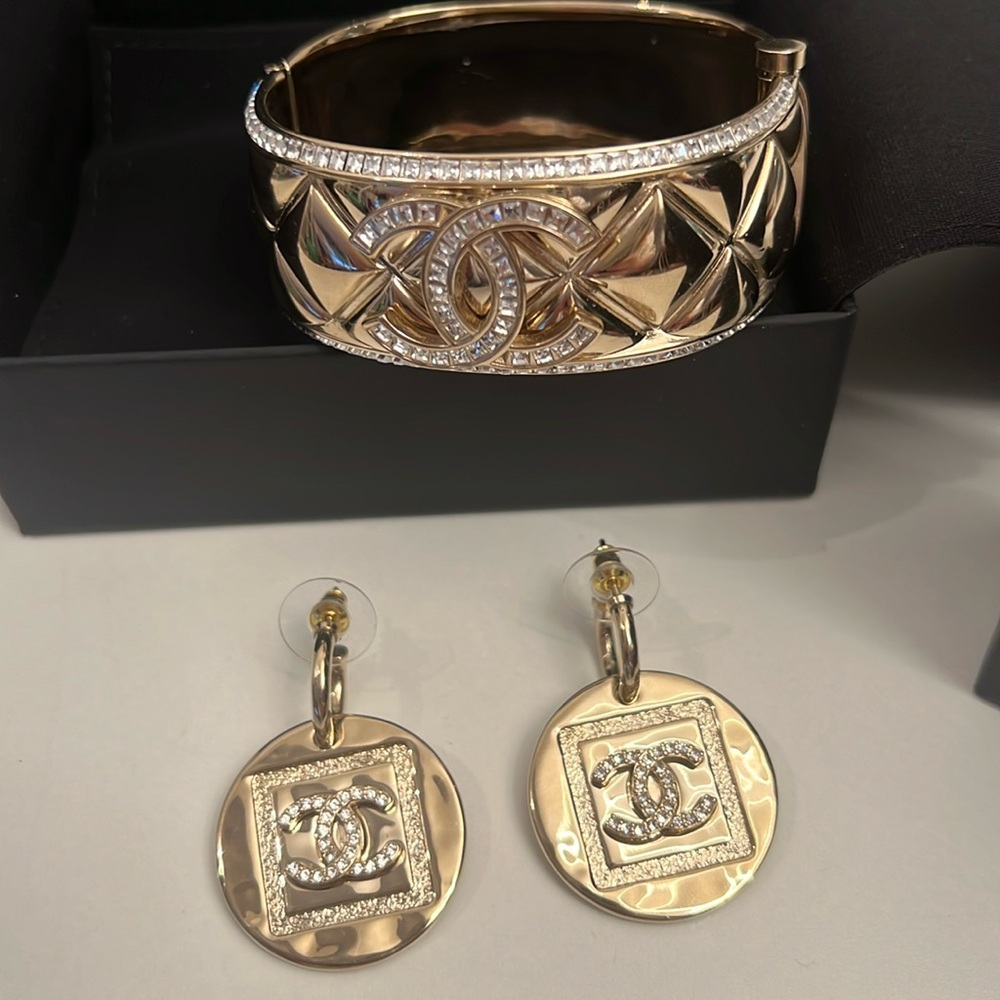 CHANEL EARRINGS Light Gold and Crystals